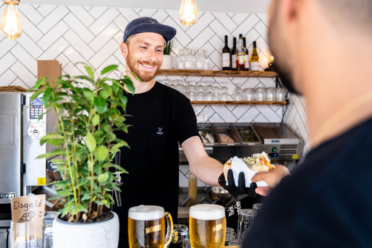 Order some food, grab a drink Galerie Bild 1 Order some food, grab a drink Galerie Bild 1